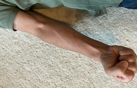 angespannter Arm mit Faust