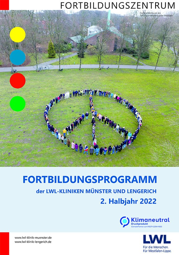 TItelseite des Fortbildungsprogramms mit einer Dronenaufnahme von Menschen, die auf einem Rasen das Peacezeichen stellen TItelseite des Fortbildungsprogramms mit einer Dronenaufnahme von Menschen, die auf einem Rasen das Peacezeichen stellen