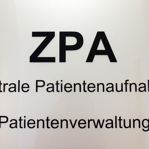 Eingangsschild "ZPA" Zentrale Patientenaufnahme.