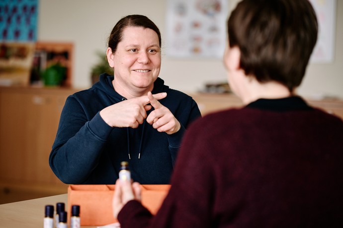 lächelnde Frau gebärdet bei der Aromatherapie