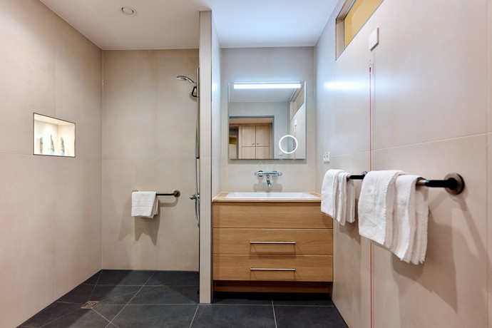 ebenerdiges, modernes Badezimmer