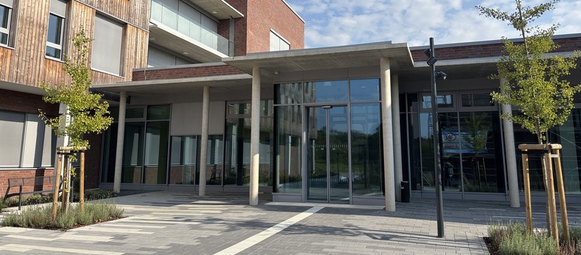 Modernes Gebäude mit gläsernem Eingang