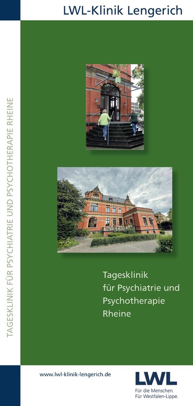 Auf der grünen Titelseite eines Flyers sind zwei Fotos mit Außenansichten einer großen roten Backsteinvilla. Auf einem ist eine Treppe mit zwei Frauen