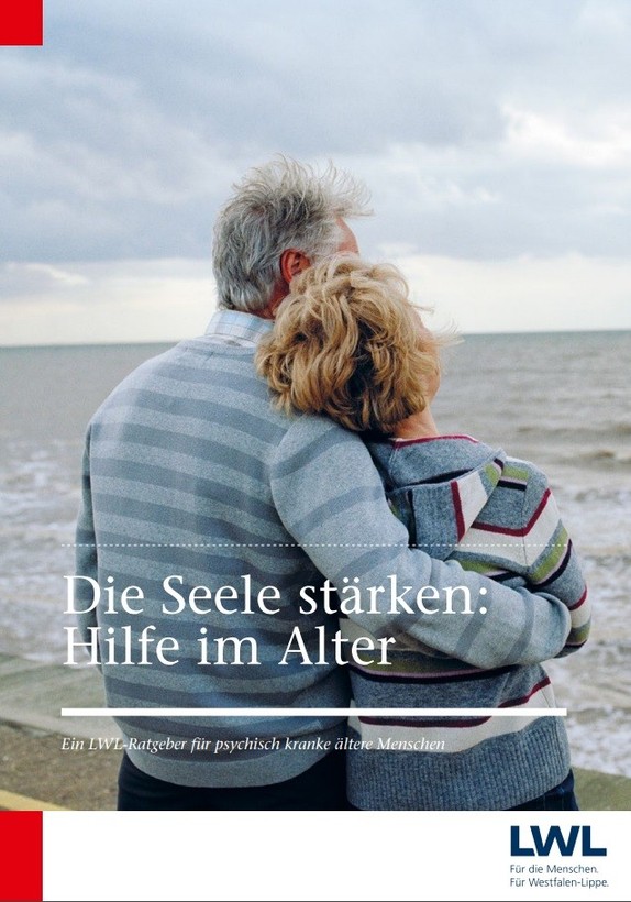 Titelblatt des LWL-Ratgebers "Die Seele stärken: Hilfe im Alter". Ein älterer Mann am Meer hat den Arm um eine ältere Frau gelegt
