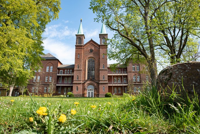 Historischer Klinikbau der LWL-Klinik Lengerich aus Backstein mit zwei Türmchen