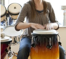 Eine Frau trommelt mit den Händen.