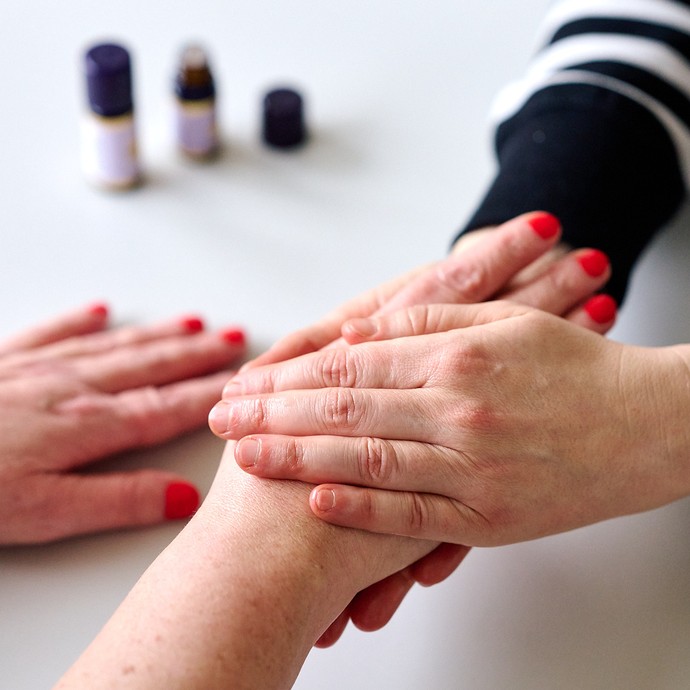 Eine Hand hält eine andere (vergrößerte Bildansicht wird geöffnet)