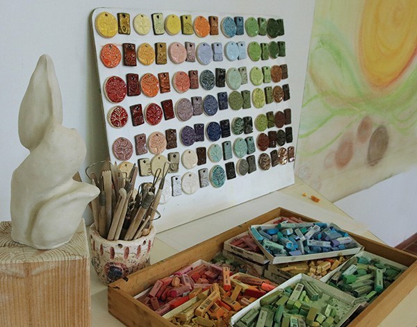 Farbpalette und Kreide zum Malen