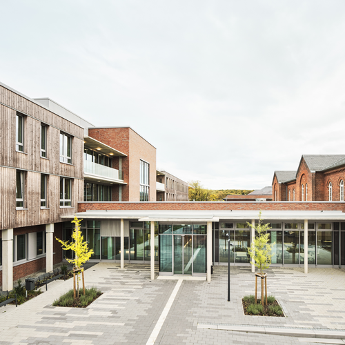 Flacher Neubau des Haupteingangs