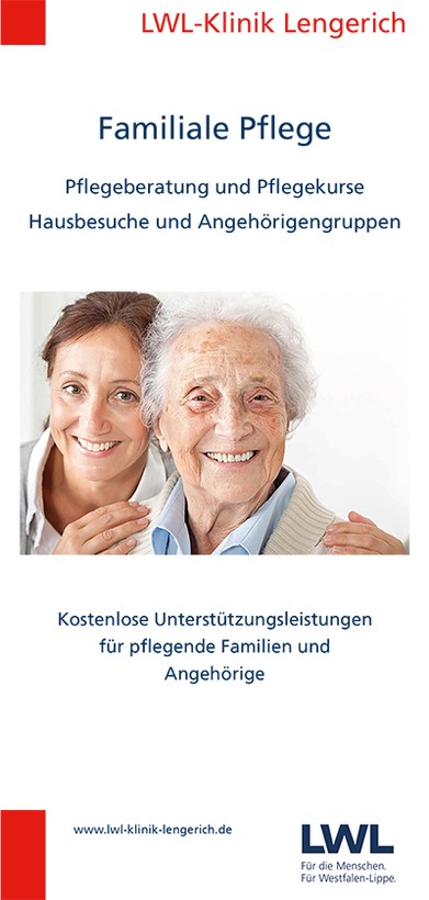 Eine junge Frau und eine weißhaarige, ältere Frau lächeln.
