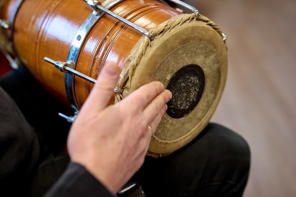 Eine Hand an einer Trommel