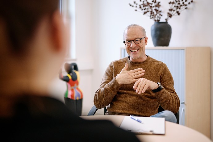 lächelnder Mann gebärdet