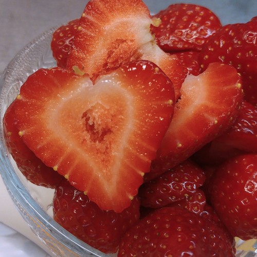 Erdbeeren, eine in Herzform.