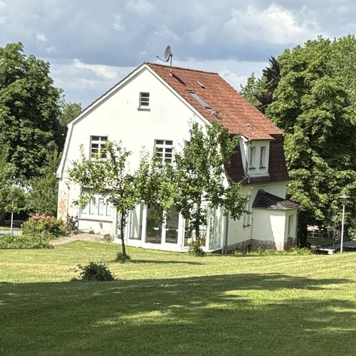 Weisses Gebäude in einem Park
