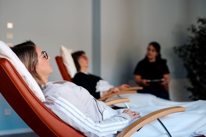 Frauen entspannen auf Liegesesseln