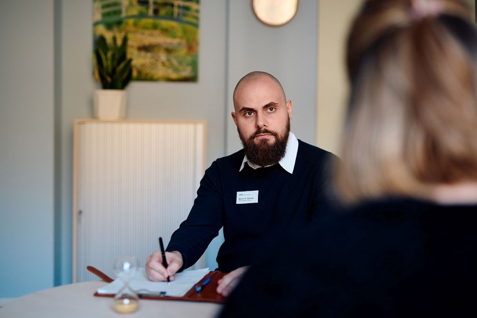 Mann mit Bart hört aufmerksam zu