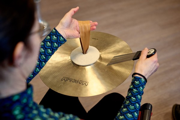 Hände halten ein Becken