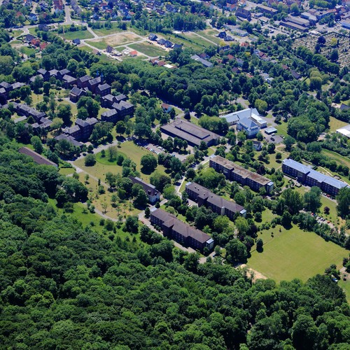 Luftbildaufnahme der LWL-Klinik Lengerich, die in einer Parklandschaft am Südhang des Teutoburger Waldes liegt. Foto: Peter Sondermann