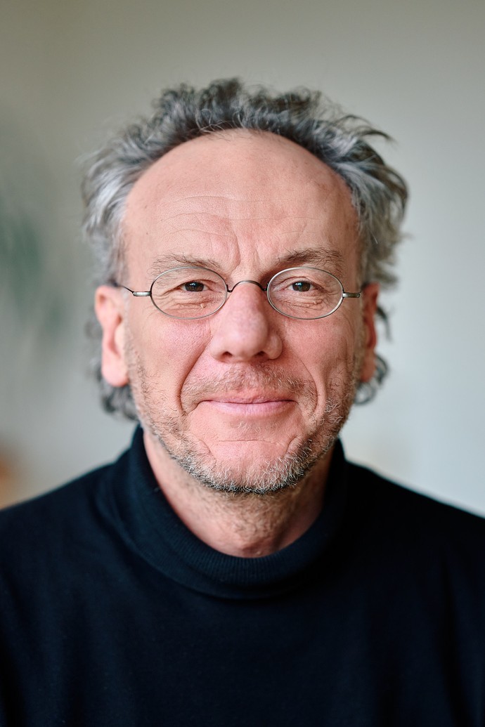 Mann mit Brille und grauen Haaren