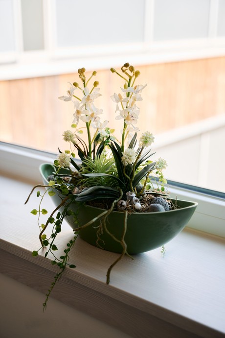 Blumengesteck auf der Fensterbank (vergrößerte Bildansicht wird geöffnet)