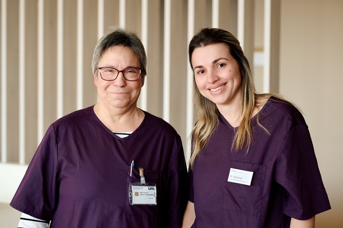 Zwei Frauen lächeln