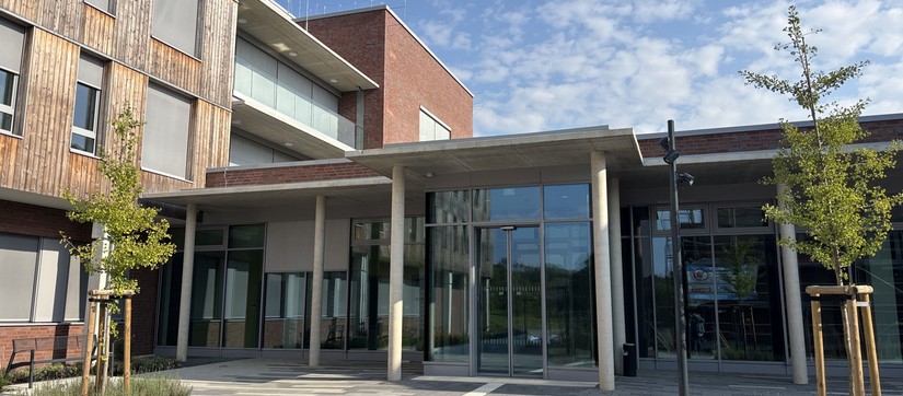 Modernes Gebäude mit gläsernem Eingang