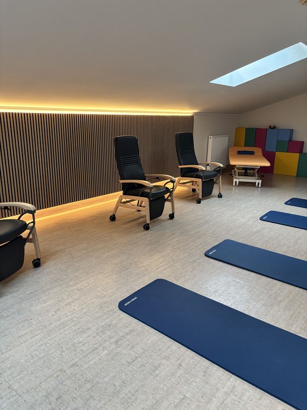 moderner Entspannungs- und Bewegungsraum