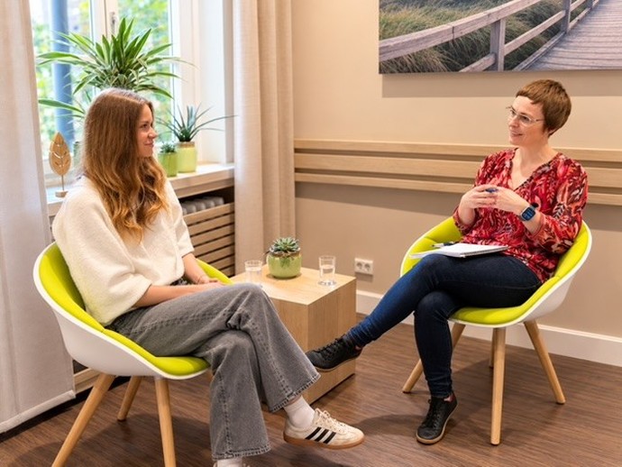 Zwei Frauen im psychotherapeutischen Gespräch